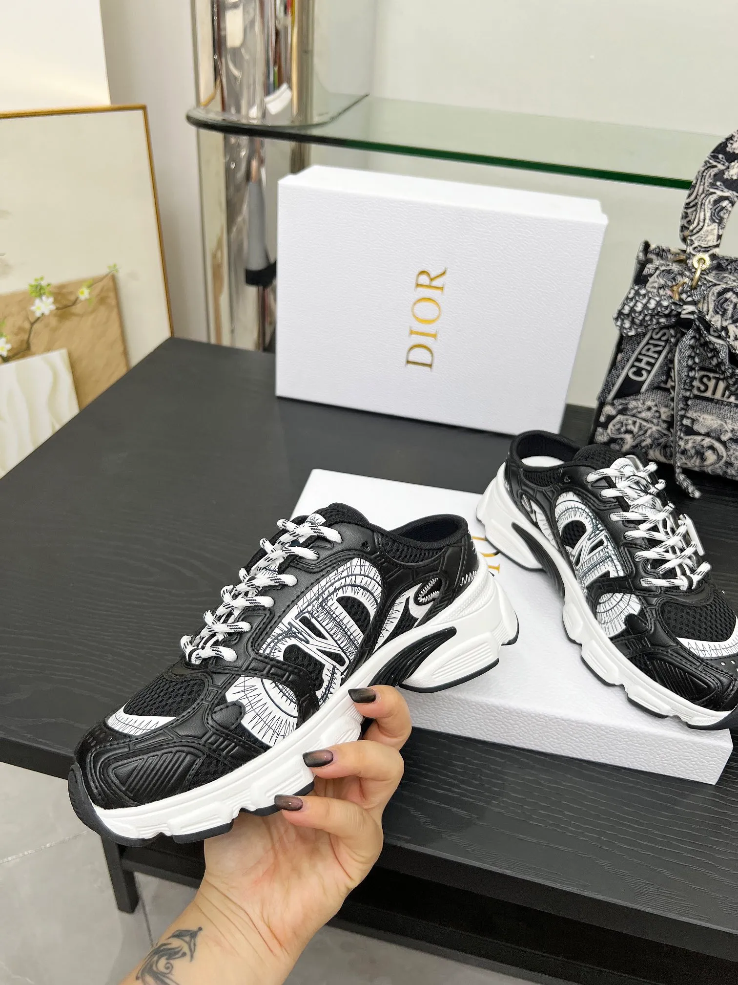 p560🐮🐮This Dior Chrono sports half slipper reinterprets running shoes with Dior's haute couture style. Gray mesh fabric is paired with tonal suede calfskin panels, the CD logo on the side, the star patch on the tongue and the Dior logo on the heel, all in classic fine detail. Featuring two-tone laces and a lightweight sole with star graphics, they can be worn year-round. Size: Women’s size 35-41 (35/42 can be customized) Men’s size 40-46 (men’s version is being printed) Color: 12 colors available